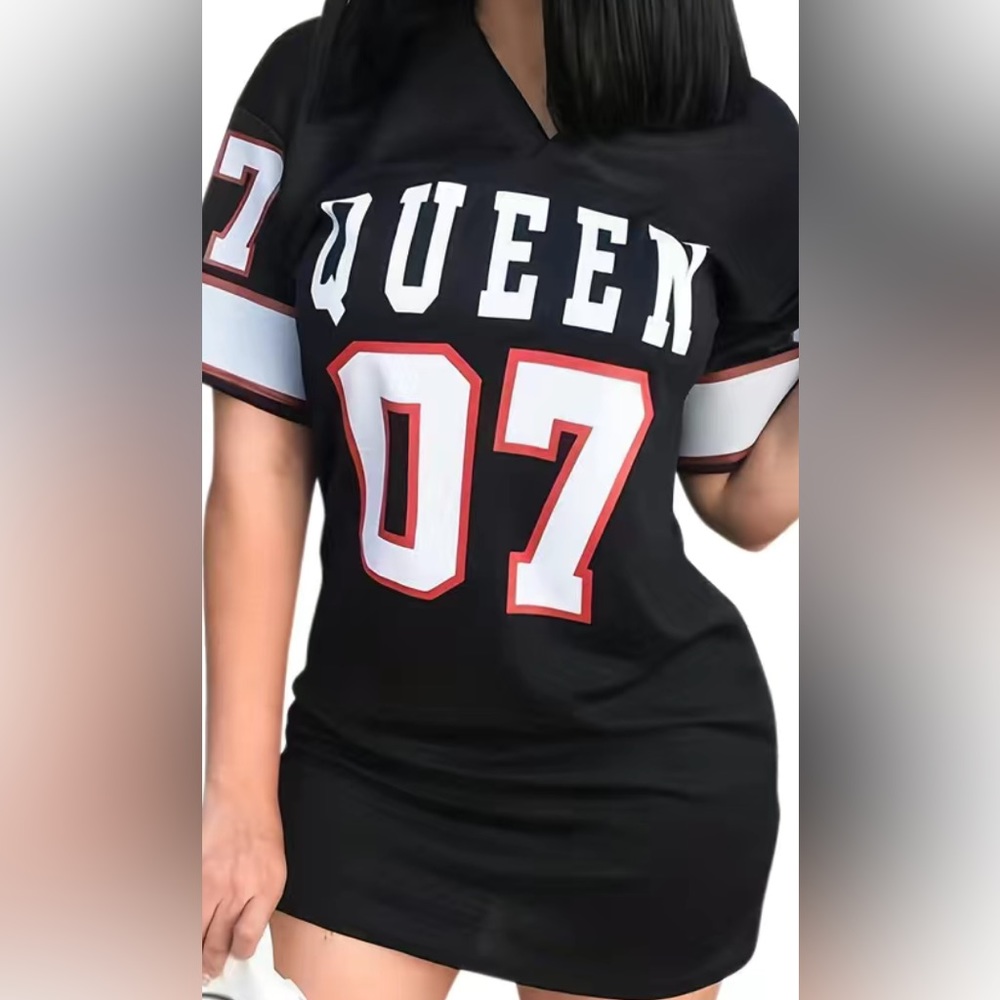 D) Ladies Queen Letter Print Short Sleeve V-Neck Shirt. Medium. Smoke & Pet Free